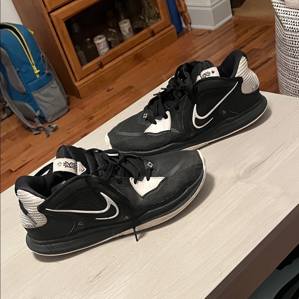 Nike Men's Black and White Athletic Shoes